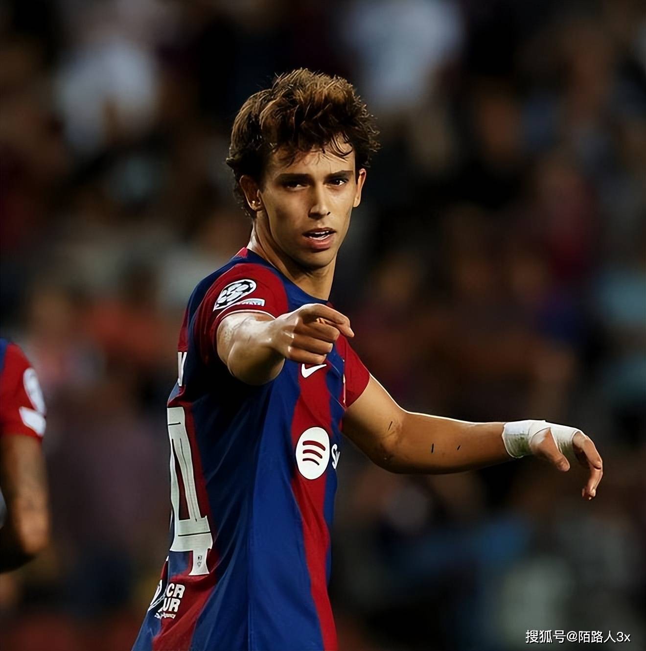 开云娱乐-今晨足总杯传出新动向；圣安东尼奥马刺单刀错失；管理层表态：更衣室稳定；资深球员宣示担当(为什么欧冠都在4点)